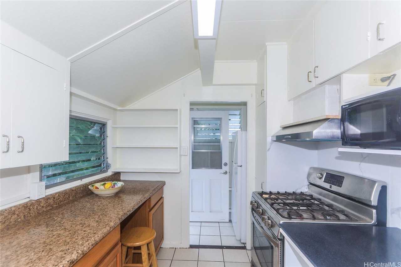 2534 E Manoa Rd #B - Photo 5 of 18