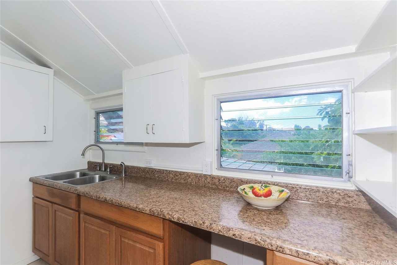 2534 E Manoa Rd #B - Photo 7 of 18