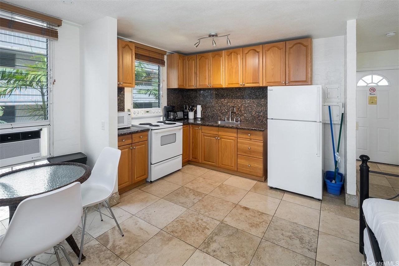 240 Liliuokalani Ave #302 - Photo 2 of 11