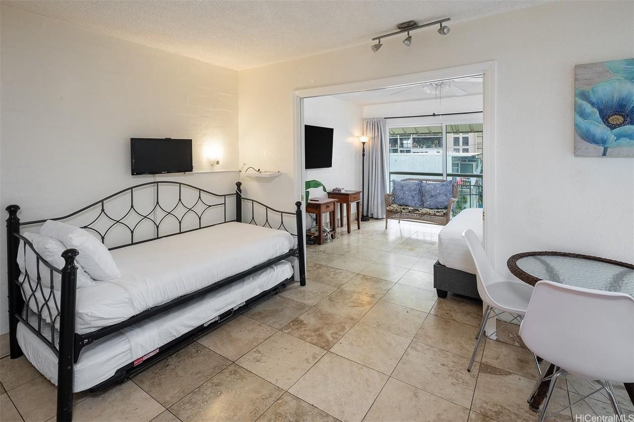 240 Liliuokalani Ave #302 - Photo 3 of 11
