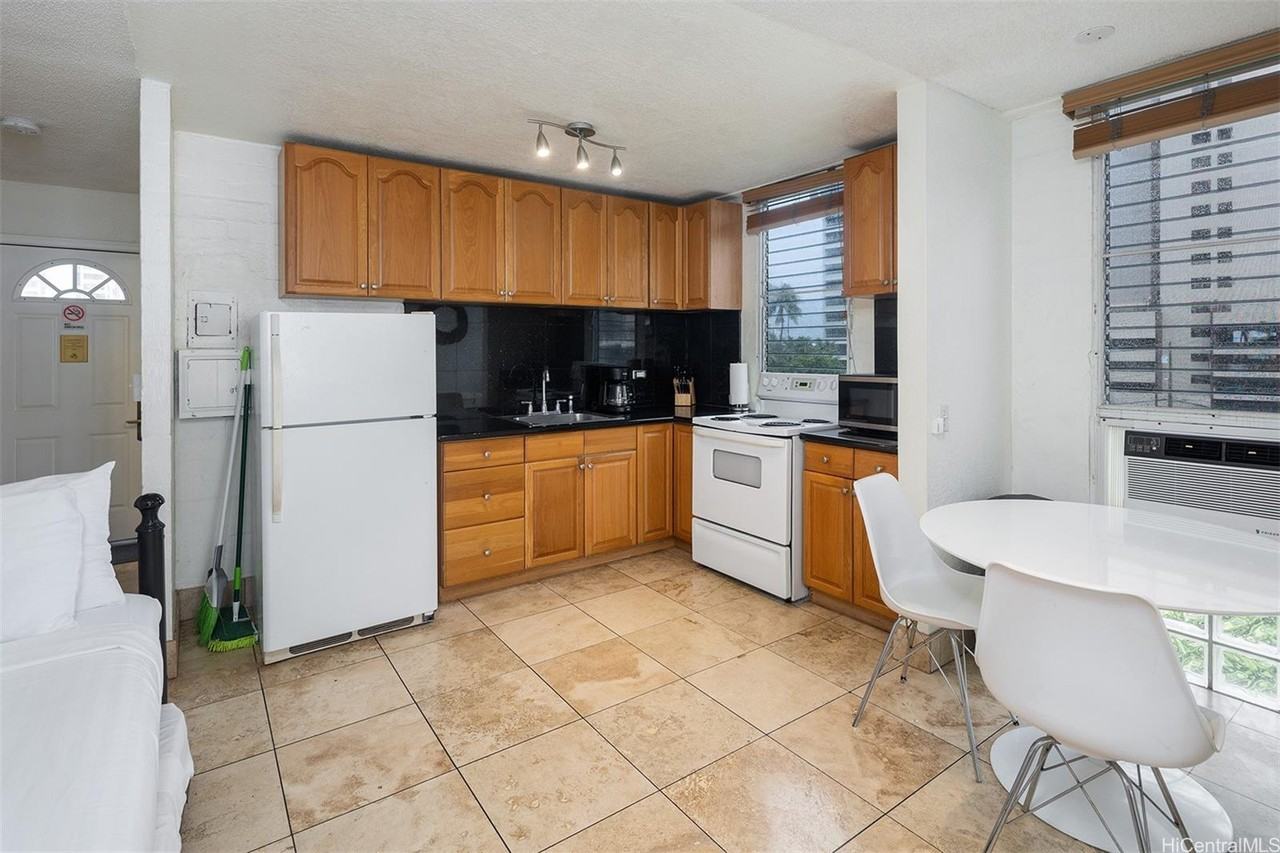 240 Liliuokalani Ave #401 - Photo 2 of 11
