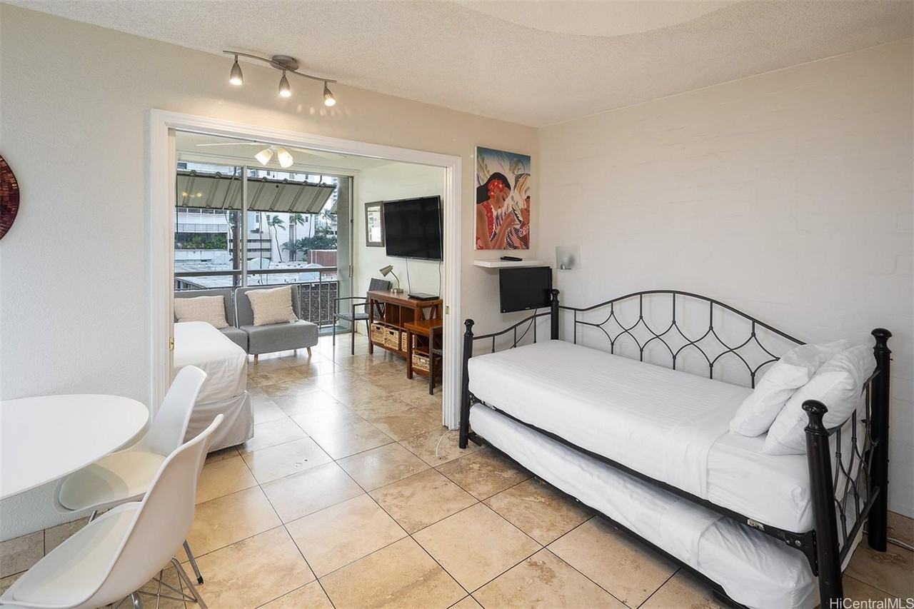 240 Liliuokalani Ave #401 - Photo 3 of 11