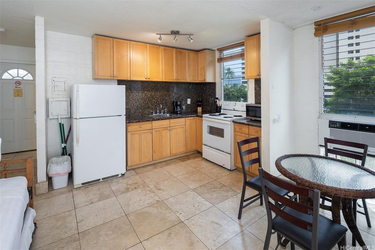 240 Liliuokalani Ave #301 - Photo 2 of 11
