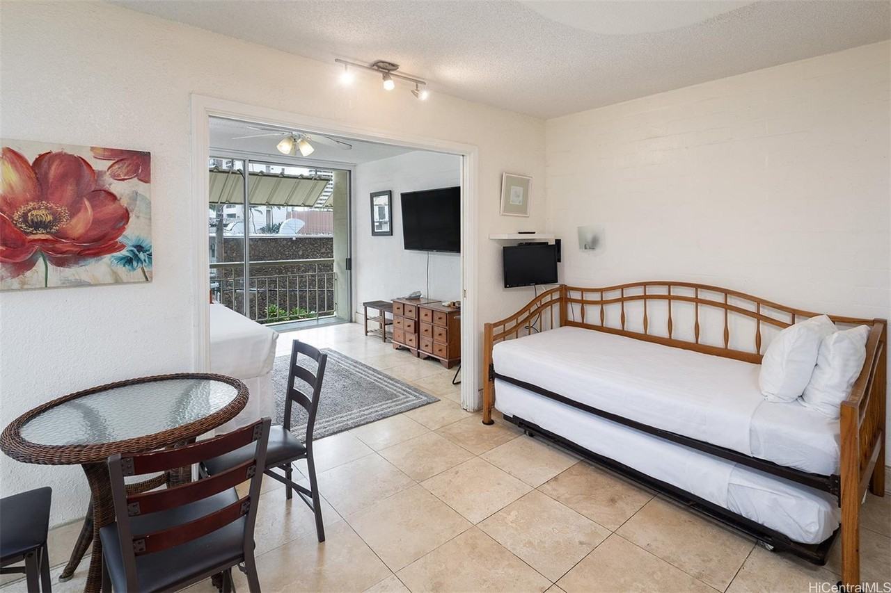 240 Liliuokalani Ave #301 - Photo 3 of 11