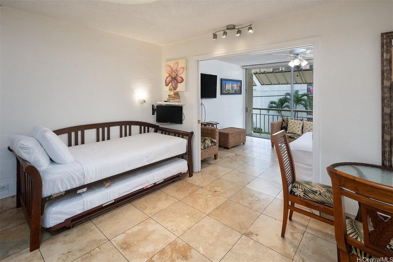 240 Liliuokalani Ave #202 - Photo 3 of 11