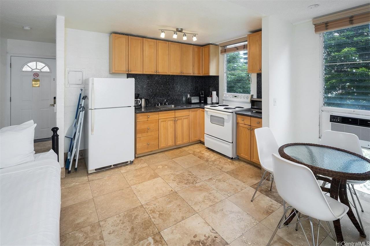240 Liliuokalani Ave #201 - Photo 2 of 14
