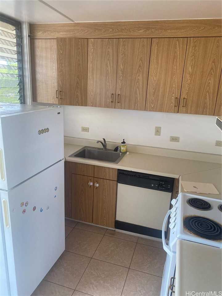 1709 S Beretania St #3A - Photo 2 of 16