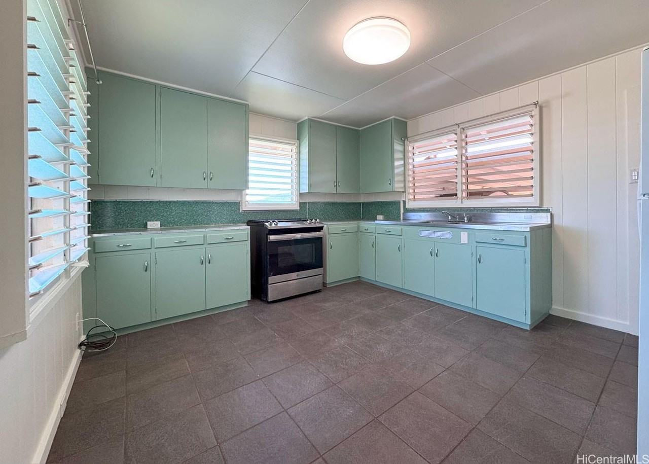 1220 Center St #B - Photo 3 of 21