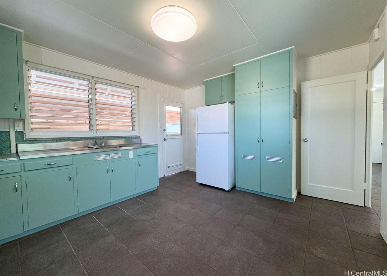 1220 Center St #B - Photo 4 of 21