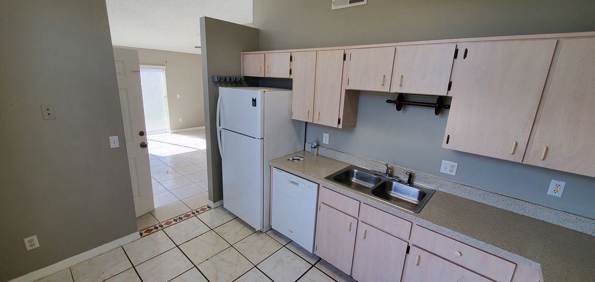 2370 Harbor Town Dr - Photo 4 of 14