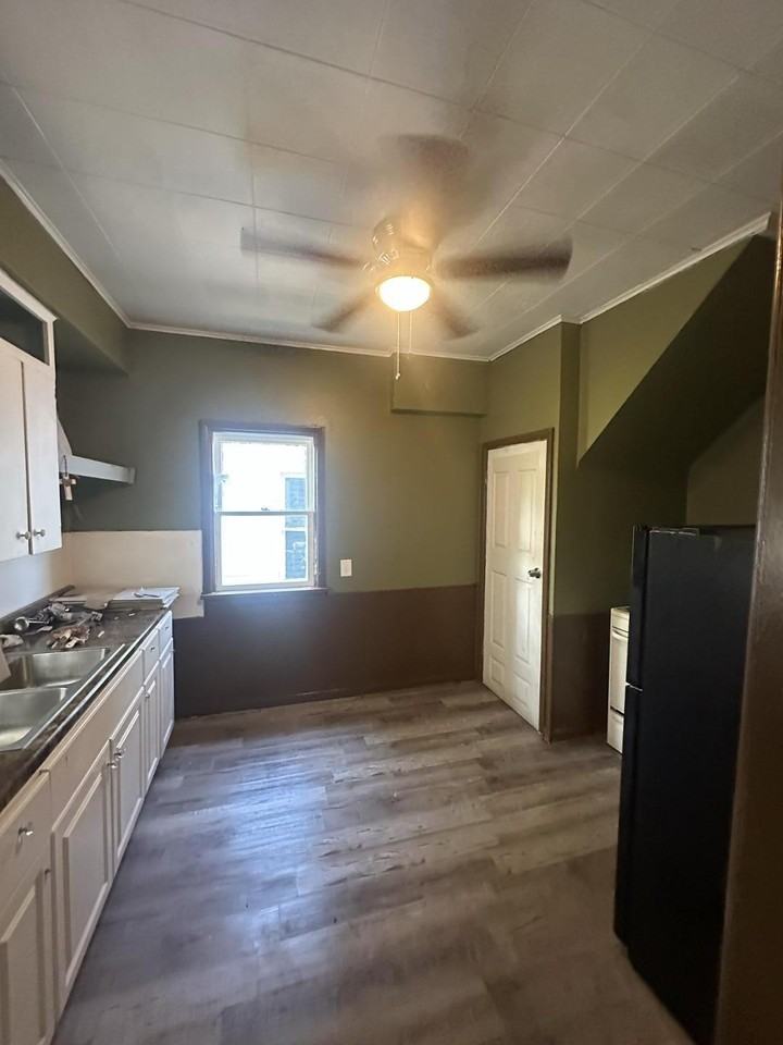 642 Berry St - Photo 3 of 10