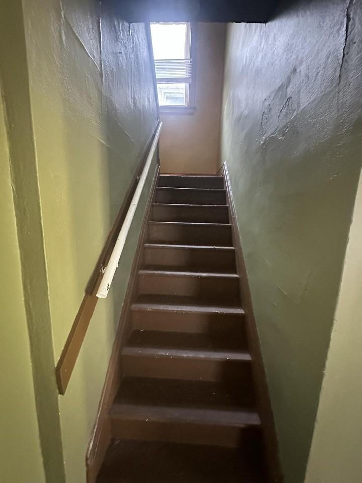 642 Berry St - Photo 5 of 10