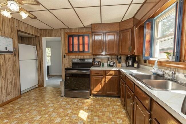 16 Rothay Ave - Photo 5 of 14