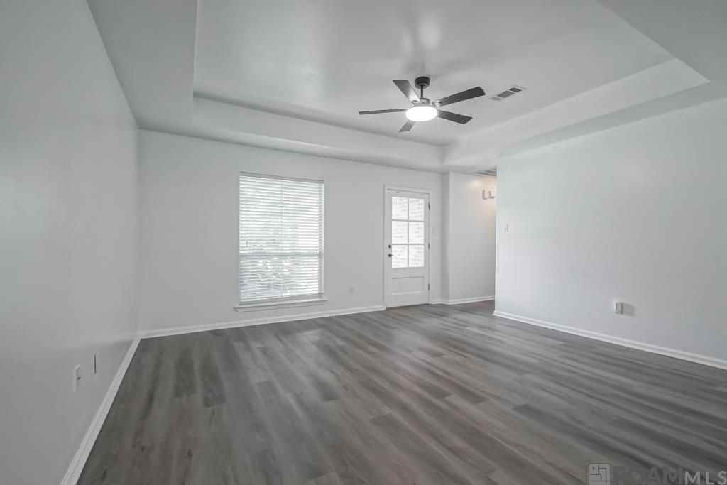 14211 Parkridge Dr - Photo 2 of 13