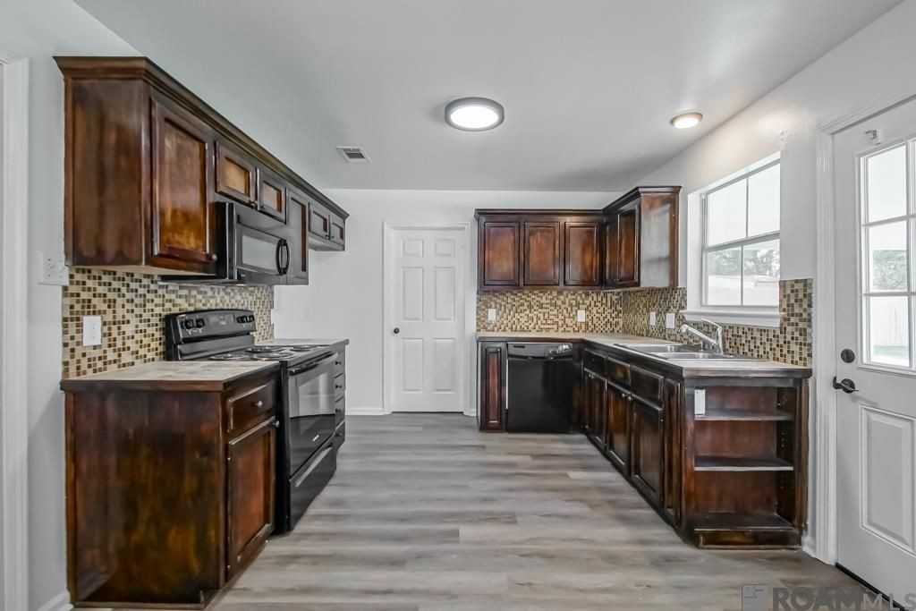 14211 Parkridge Dr - Photo 3 of 13