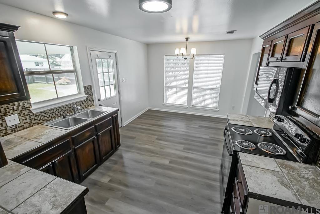 14211 Parkridge Dr - Photo 4 of 13