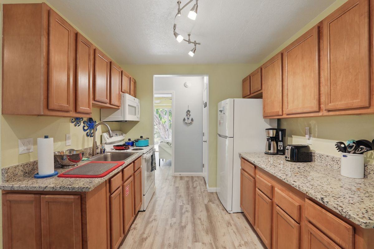 199 Tyler Ave - Photo 6 of 20