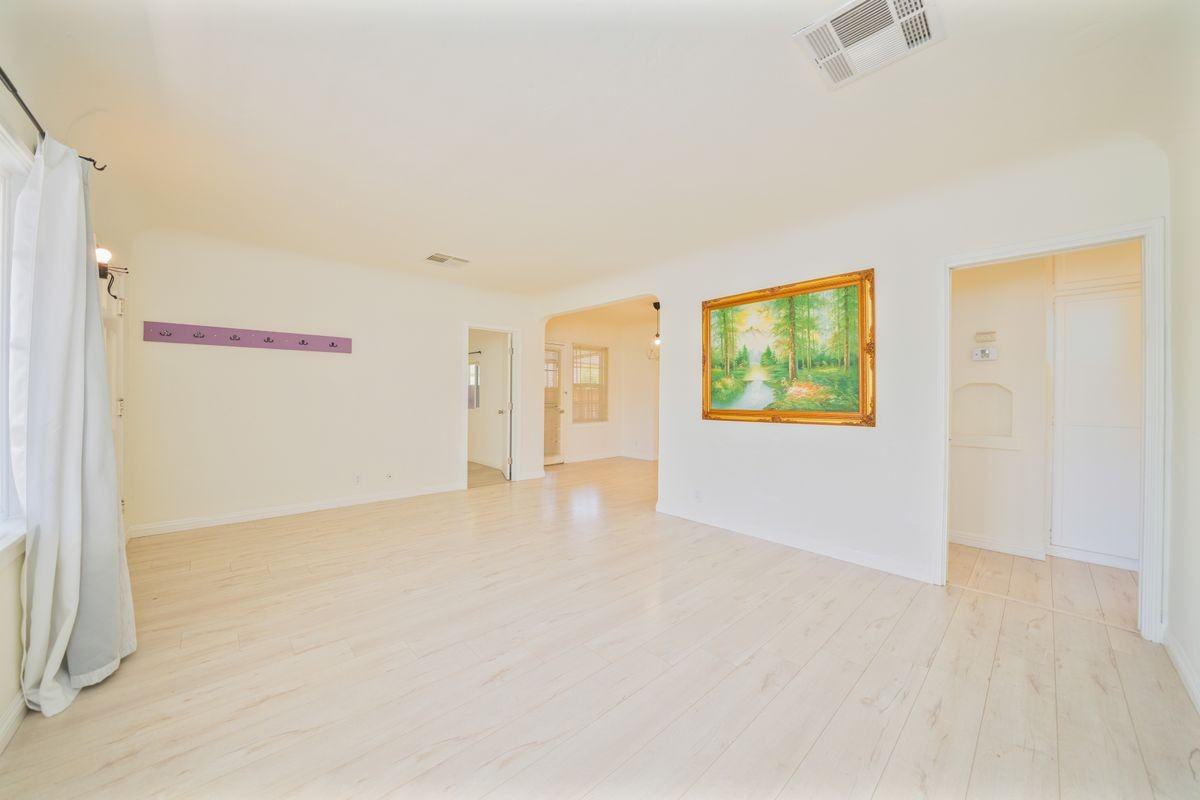 349 E Newman Ave - Photo 5 of 25