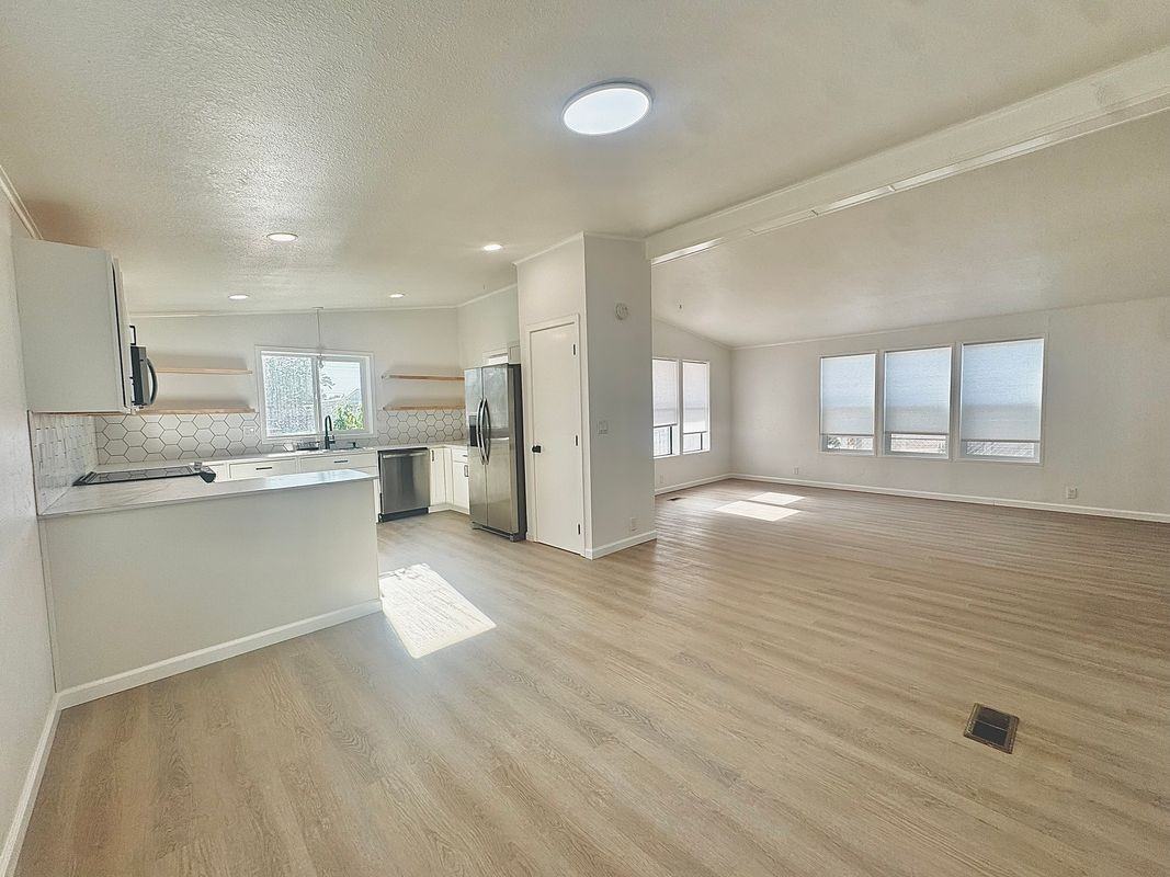692 Nw 15th St - Photo 5 of 19
