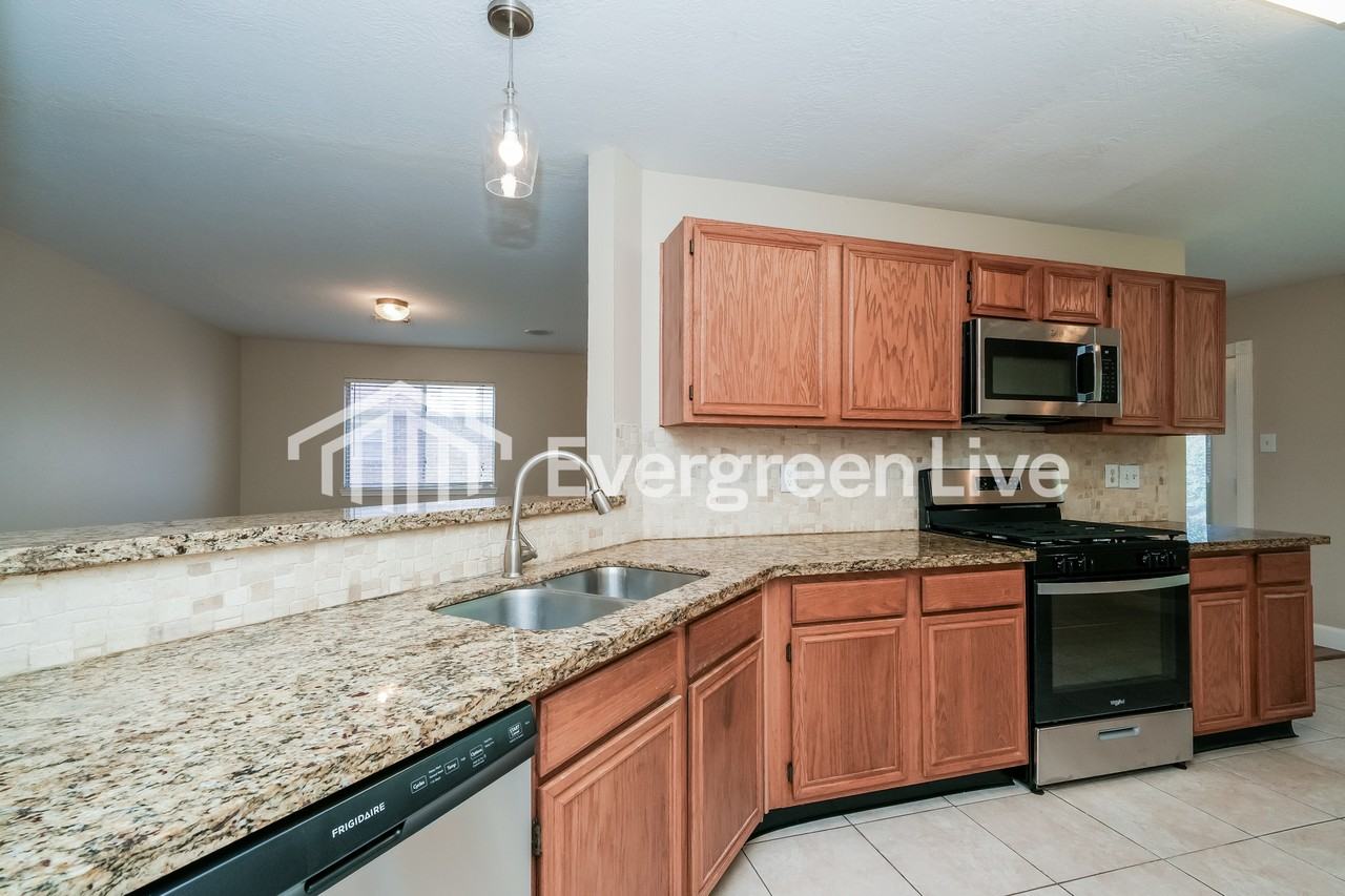 18034 Lago Forest Dr - Photo 2 of 15