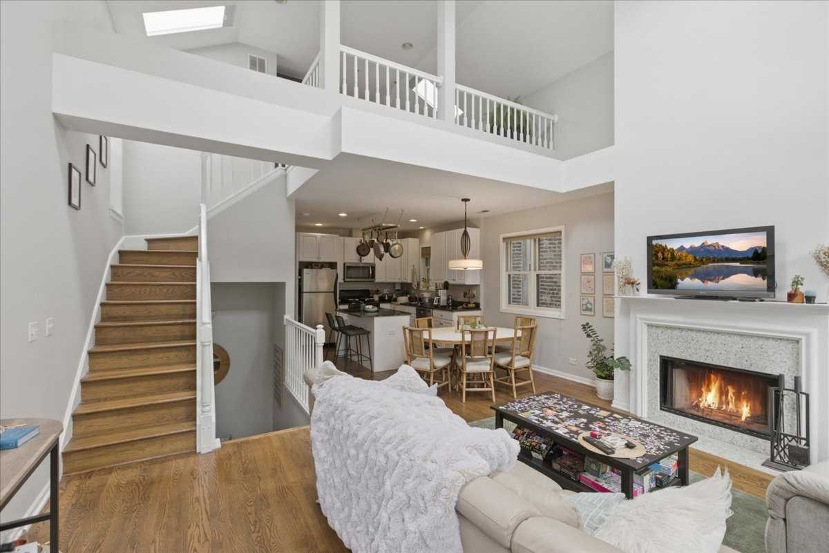 1038 N Marshfield Ave #3