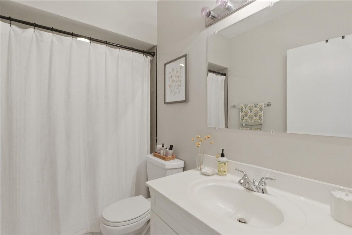 1038 N Marshfield Ave #3 - Photo 6 of 8