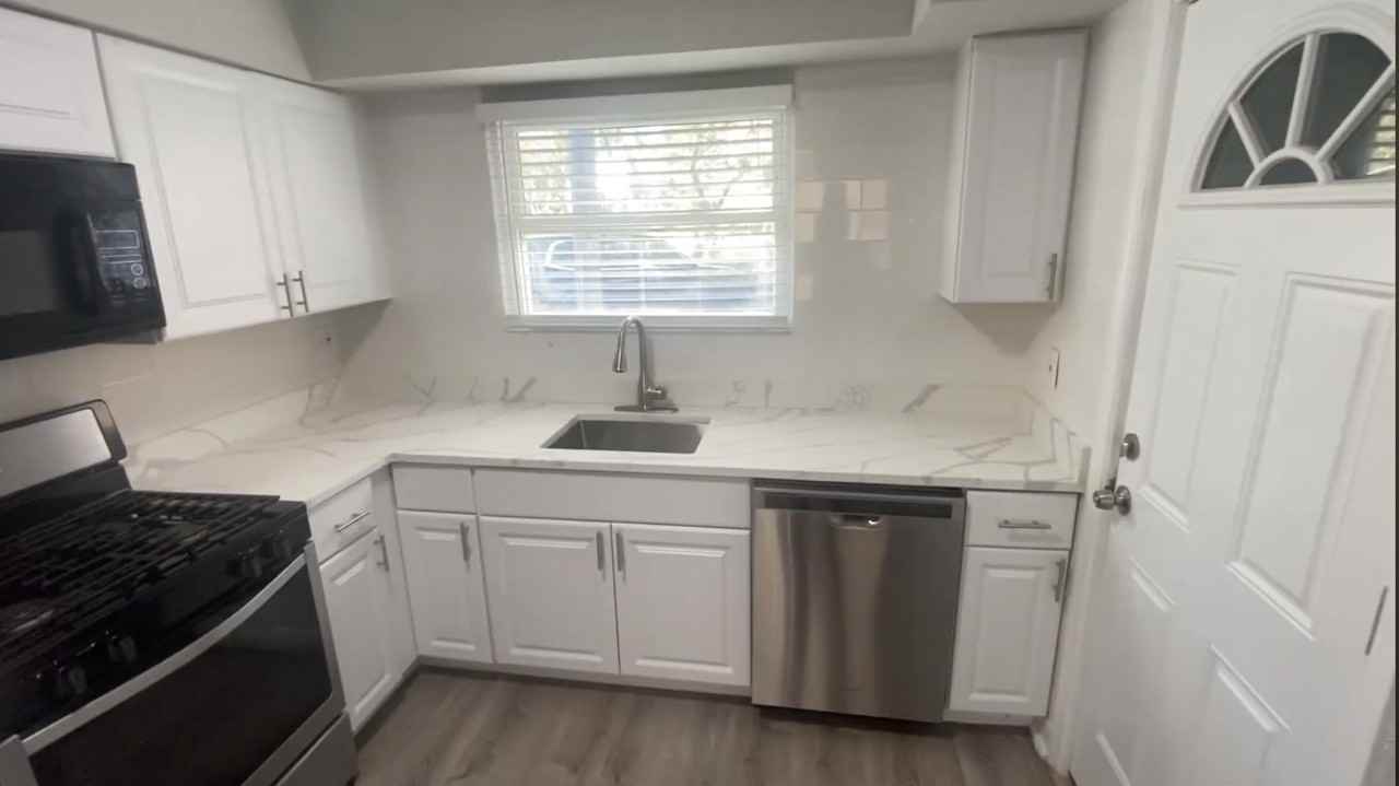 1321 W Sherwin Ave #G