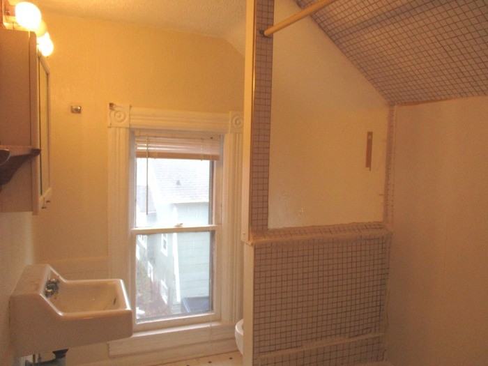 1118 Jefferson Ave #3 - Photo 5 of 8