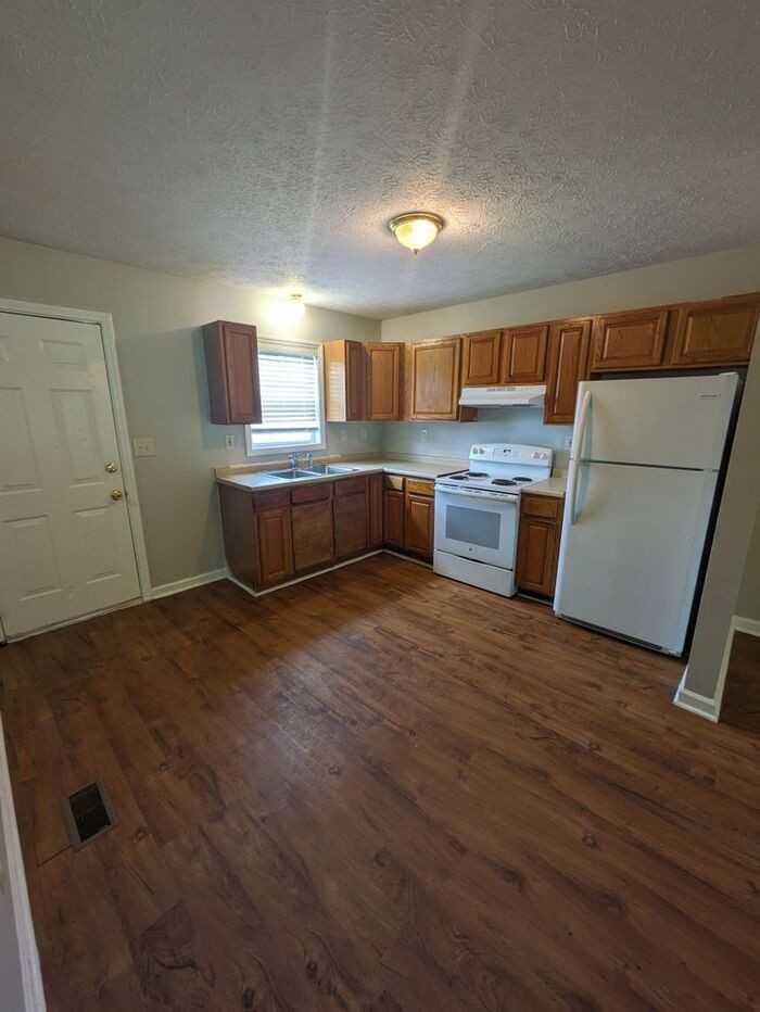 1107 N College Ave - Photo 3 of 10