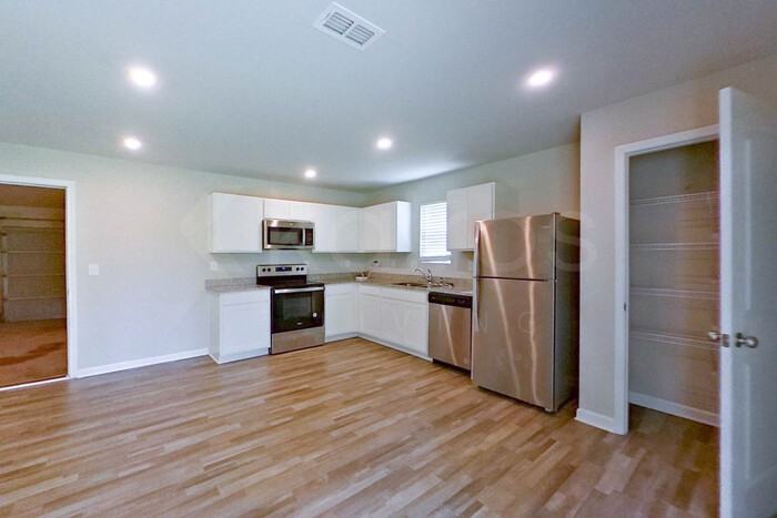 216 York Ln - Photo 6 of 22