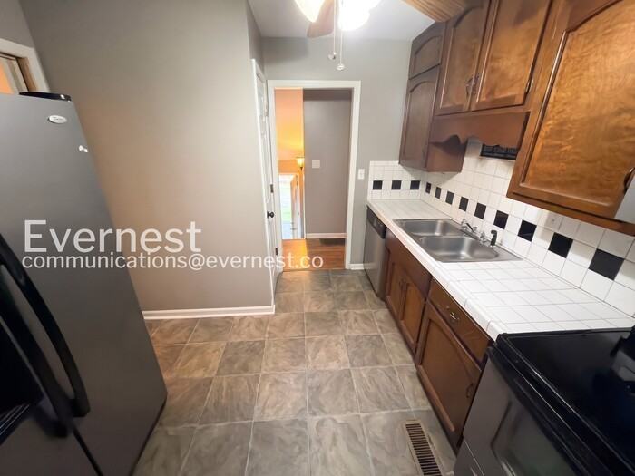 716 Brookview Dr - Photo 4 of 27