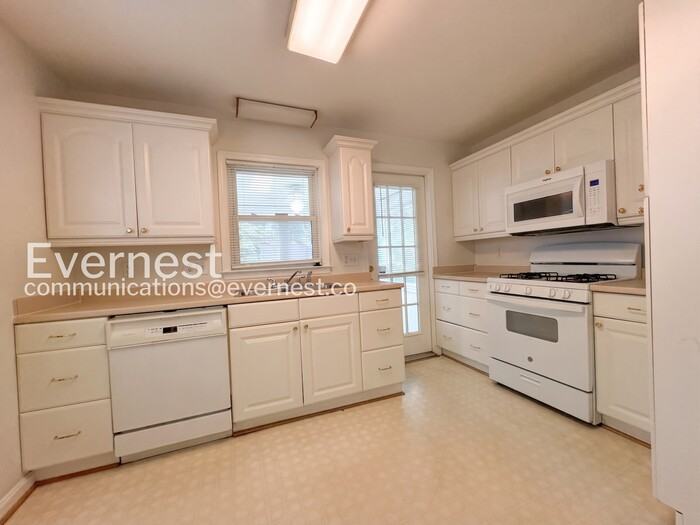 5427 Varnum St - Photo 3 of 27