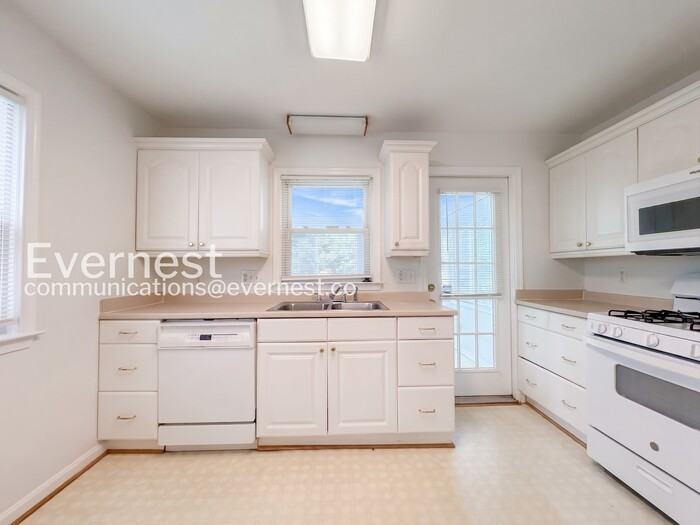 5427 Varnum St - Photo 5 of 27