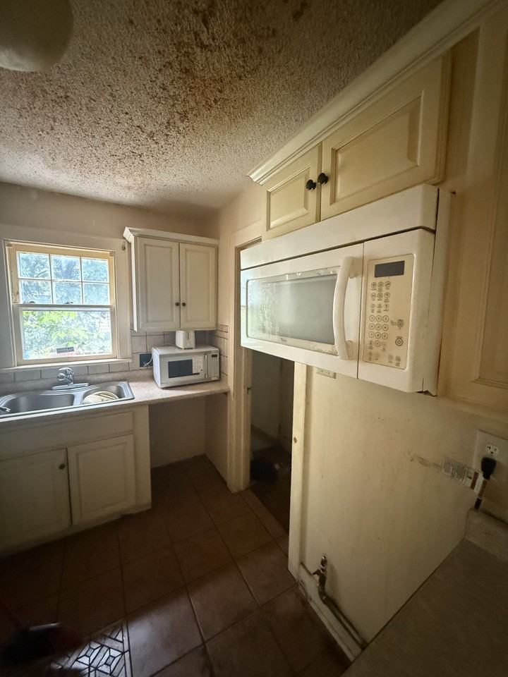 1073 W Packard St #NA - Photo 2 of 11