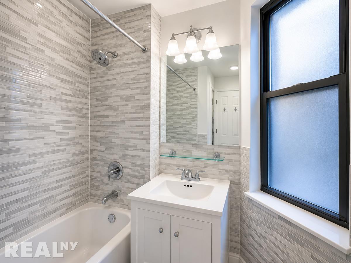 Leroy St #3C - Photo 4 of 5