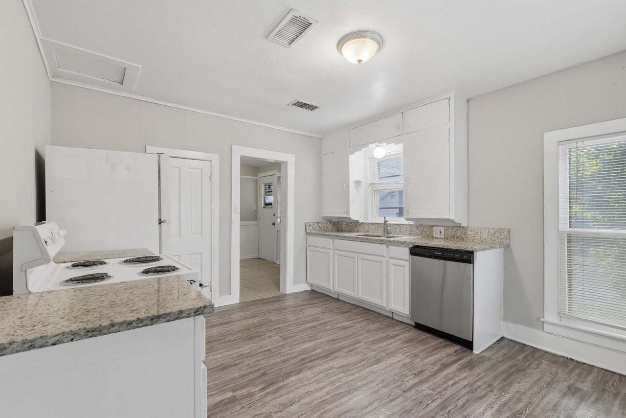 630 E Acheson St #1 - Photo 3 of 25