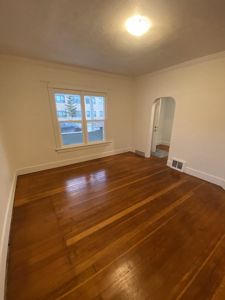 1573 Elgin Ave W - Photo 3 of 16