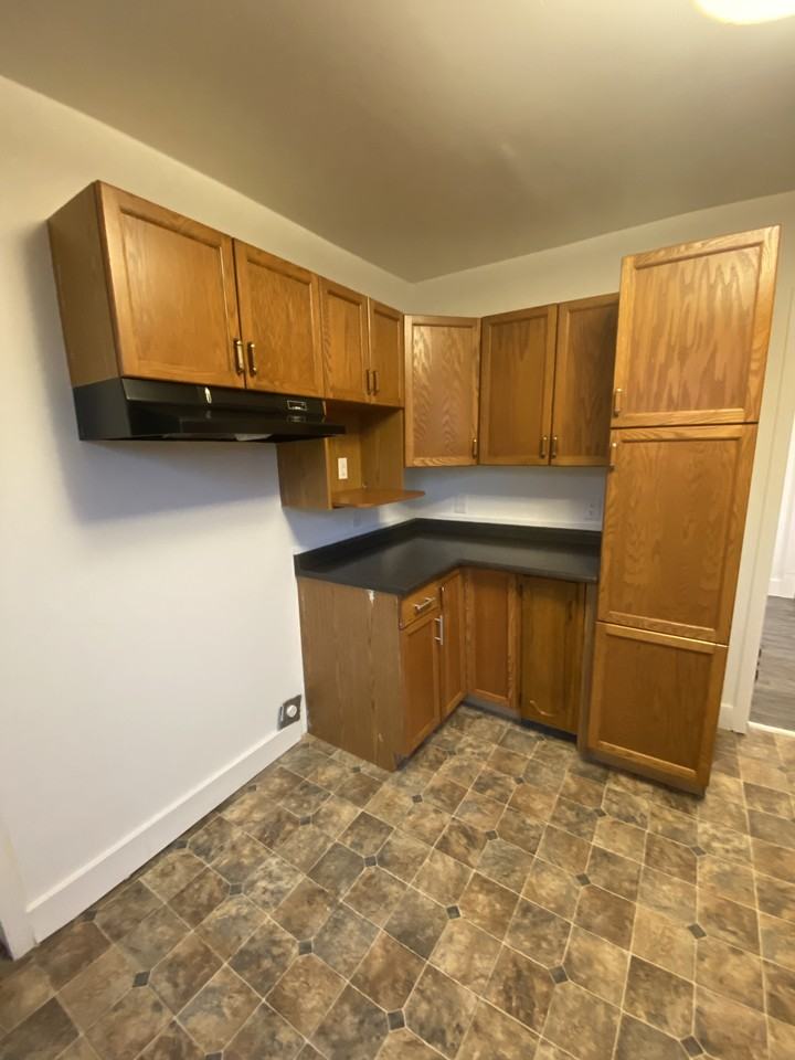 1573 Elgin Ave W - Photo 4 of 16