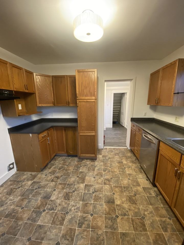 1573 Elgin Ave W - Photo 5 of 16