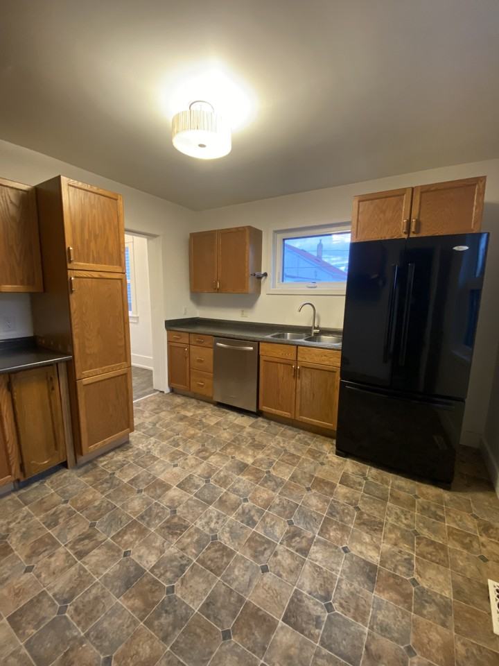 1573 Elgin Ave W - Photo 7 of 16