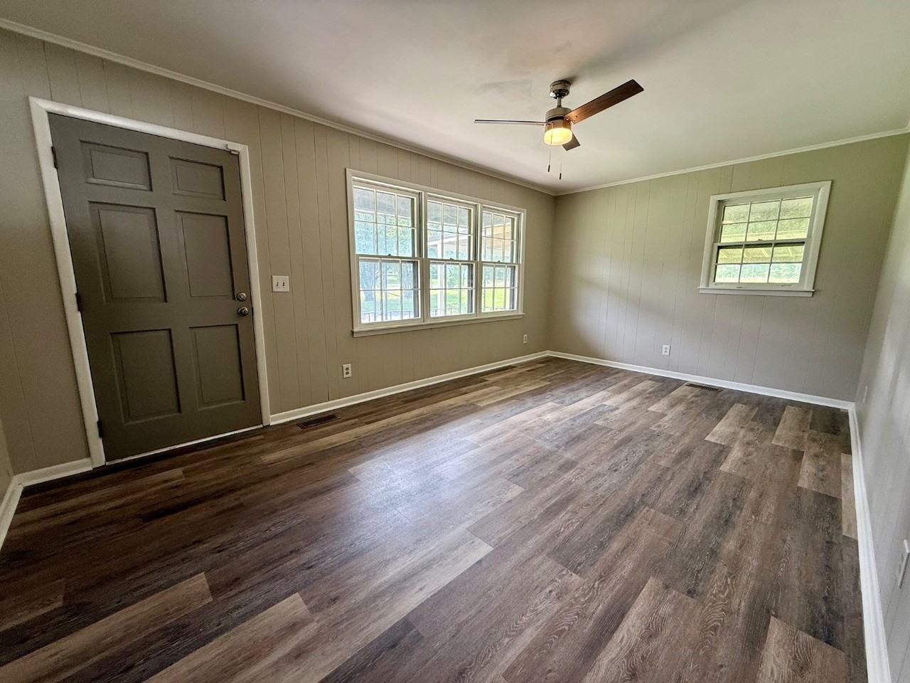 880 Dixon Rd - Photo 2 of 20