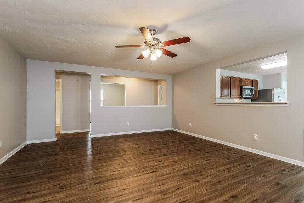 8138 Sanders Glen Ln - Photo 3 of 16
