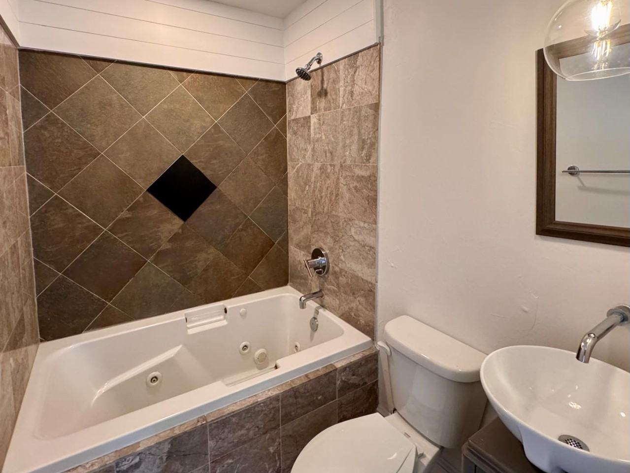 2204 Stafford Ave - Photo 7 of 11