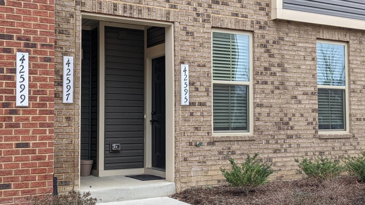 42595 Burbank Ter - Photo 3 of 11