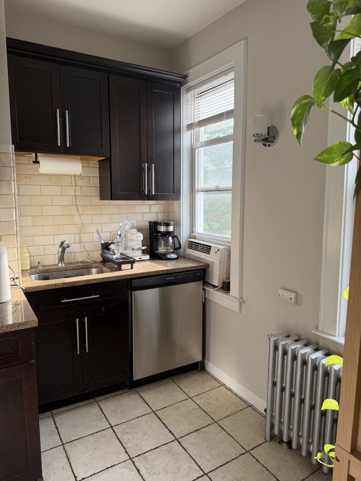 532 Adams St - Photo 4 of 13