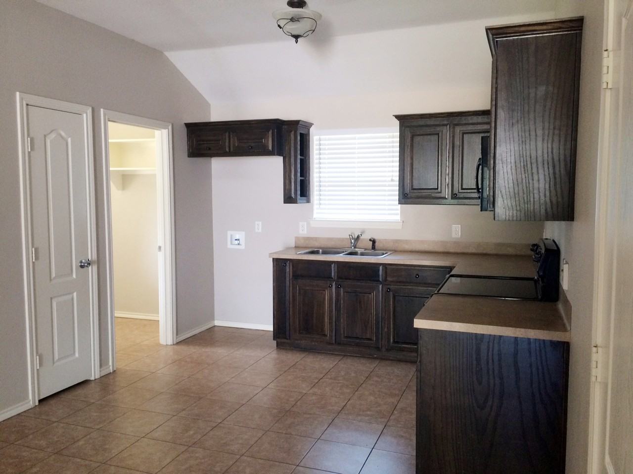 17010 Loring Ln - Photo 5 of 12
