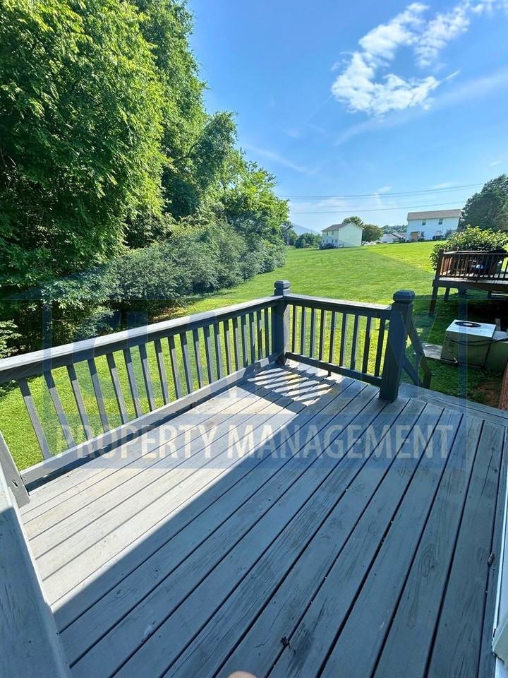 129 Brooke Ln Ne - Photo 3 of 17