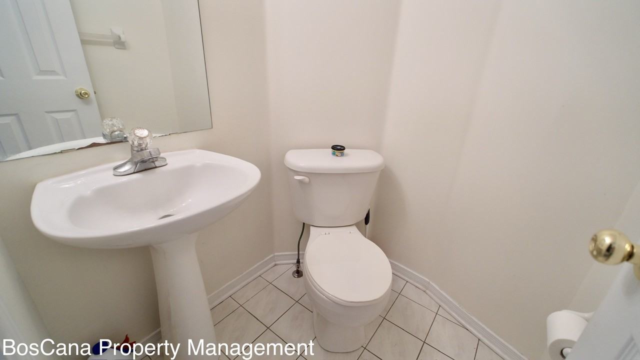 6 Crystal Park Cres #1 - Photo 4 of 24