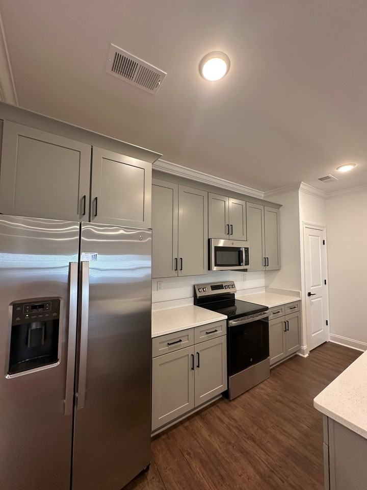 636 Cottage Grove Cir #1 - Photo 4 of 19