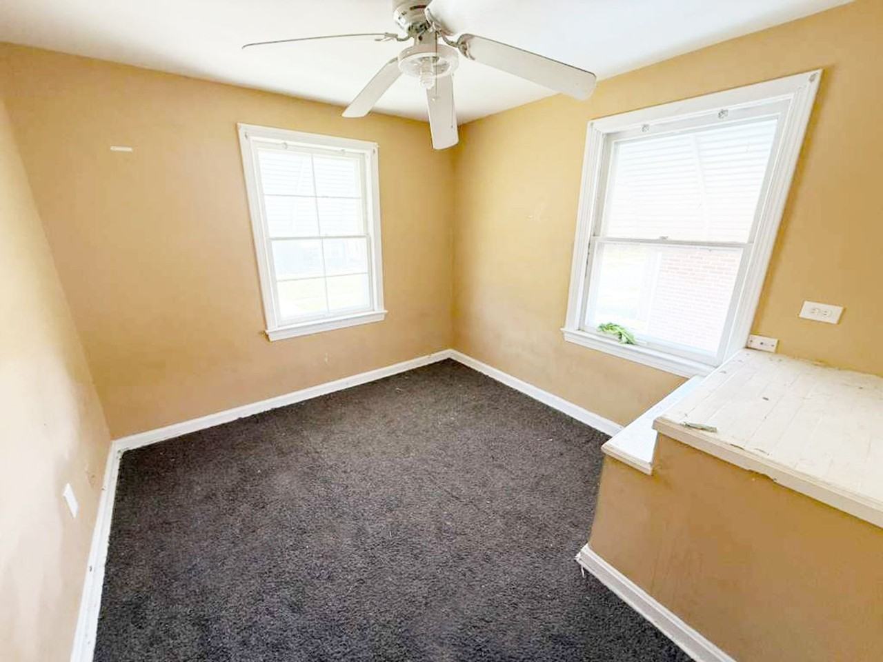 5470 Hollywood Ave - Photo 5 of 9